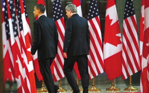 加拿大为什么在美国之间（加拿大为什么不怕美国侵略）