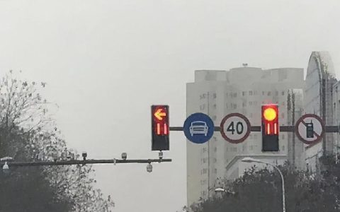 路口有掉头标志掉头用看红绿灯吗（有掉头标志的路口还用等红绿灯吗）