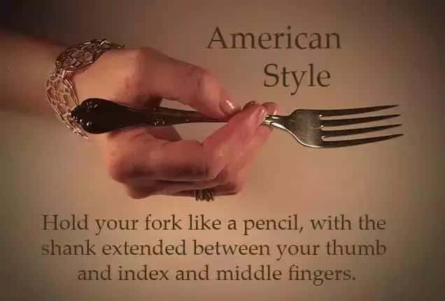 前菜刀叉跟主菜刀叉的区别（刀叉的正确拿法左右手）