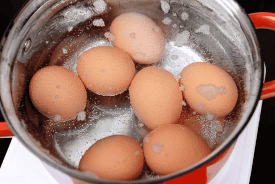 煮鸡蛋需要多少时间,热水煮还是冷水煮（煮鸡蛋冷水下锅还是热水）