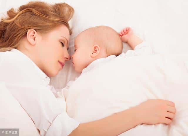 新生儿是跟妈妈睡近点还是隔开点好（0到6个月新生儿跟谁睡比较好）
