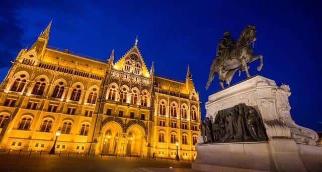 匈牙利首都布达佩斯景点介绍（布达佩斯是哪个国家的）