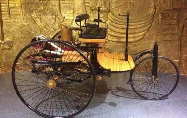 卡尔本茨发明的第一辆车以什么为动力（卡尔本茨发明了第一辆汽车）