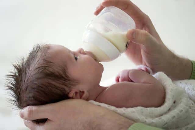 个月大婴儿老是吐奶（2个月婴儿总是吐奶）"