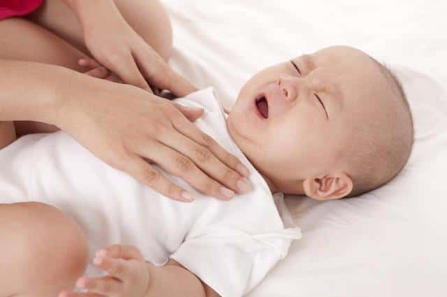 个月大婴儿老是吐奶（2个月婴儿总是吐奶）"